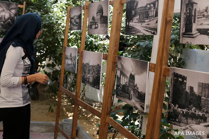 Palestinians attend a photo gallery, in Gaza city on August 14, 2016. Photo by Mohammed Asad