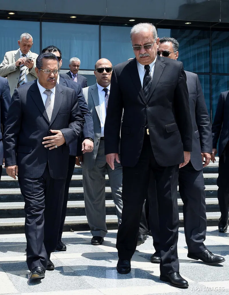Egyptian Prime Minister Sherif Ismail welcomes Yemen's Prime Minister Ahmed bin Dagher upon his arrival at Cairo's international airport in Cairo, Egypt, on Aug. 14, 2016. Photo by Stranger