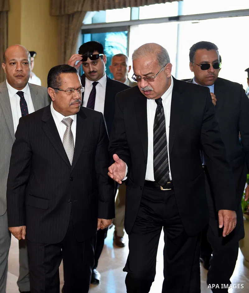 Egyptian Prime Minister Sherif Ismail welcomes Yemen's Prime Minister Ahmed bin Dagher upon his arrival at Cairo's international airport in Cairo, Egypt, on Aug. 14, 2016. Photo by Stranger