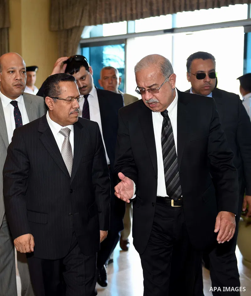 Egyptian Prime Minister Sherif Ismail welcomes Yemen's Prime Minister Ahmed bin Dagher upon his arrival at Cairo's international airport in Cairo, Egypt, on Aug. 14, 2016. Photo by Stranger