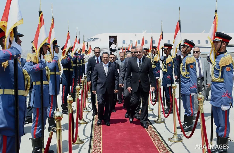 Egyptian Prime Minister Sherif Ismail welcomes Yemen's Prime Minister Ahmed bin Dagher upon his arrival at Cairo's international airport in Cairo, Egypt, on Aug. 14, 2016. Photo by Stranger