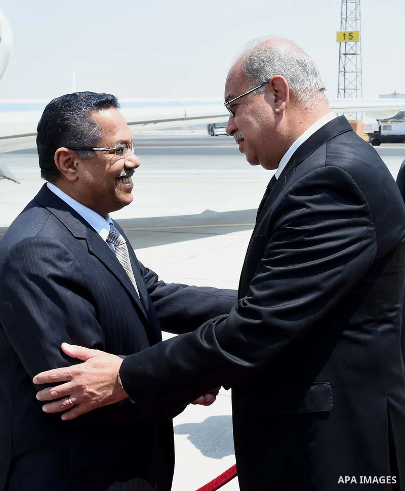 Egyptian Prime Minister Sherif Ismail welcomes Yemen's Prime Minister Ahmed bin Dagher upon his arrival at Cairo's international airport in Cairo, Egypt, on Aug. 14, 2016. Photo by Stranger