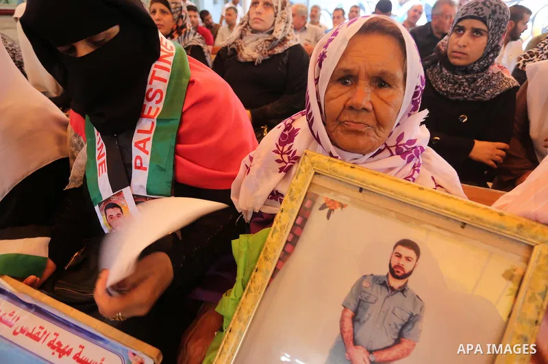 Palestinians take part in a protest demanding release the prisoners in Israeli jails, in front of Red cross office, in Gaza city on August 15, 2016. Photo by Mohammed Asad