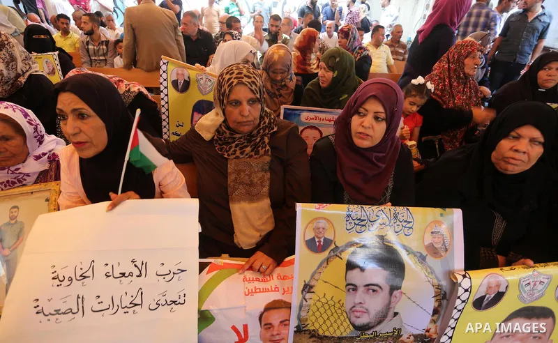 Palestinians take part in a protest demanding release the prisoners in Israeli jails, in front of Red cross office, in Gaza city on August 15, 2016. Photo by Mohammed Asad