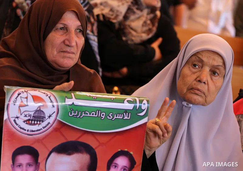 Palestinians take part in a protest demanding release the prisoners in Israeli jails, in front of Red cross office, in Gaza city on August 15, 2016. Photo by Mohammed Asad