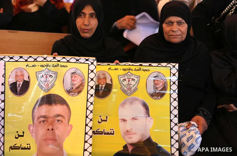 Palestinians take part in a protest demanding release the prisoners in Israeli jails, in front of Red cross office, in Gaza city on August 15, 2016. Photo by Mohammed Asad