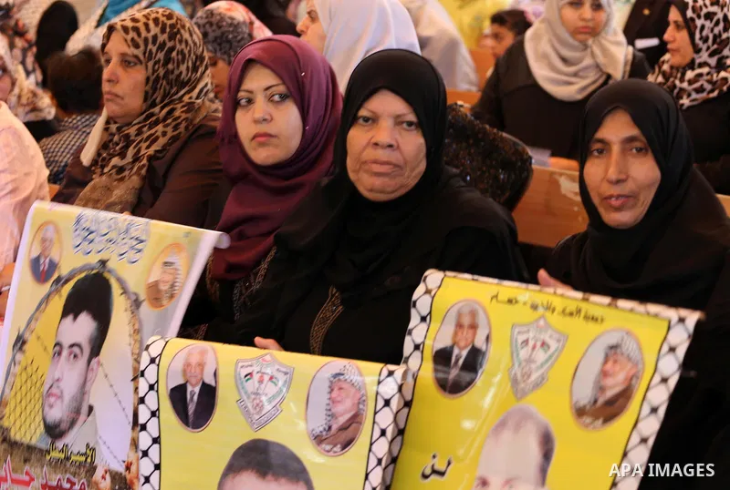 Palestinians take part in a protest demanding release the prisoners in Israeli jails, in front of Red cross office, in Gaza city on August 15, 2016. Photo by Mohammed Asad