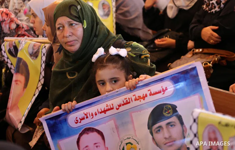 Palestinians take part in a protest demanding release the prisoners in Israeli jails, in front of Red cross office, in Gaza city on August 15, 2016. Photo by Mohammed Asad