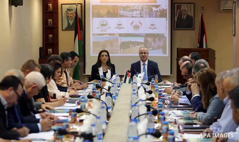 Palestinian Prime Minister, Rami hamdallah, chairs a meeting, in the West Bank city of Ramallah, on August 15, 2016. Photo by Prime Minister Office