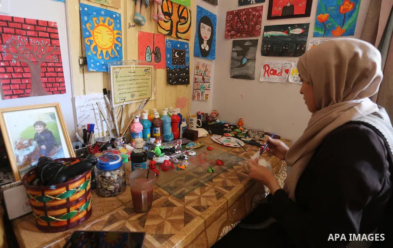 A Palestinian artist, Hanan El-ayoubi, 17, makes the art forms and decorations from seashells, at her house, on August 15, 2016. Photo by Mohammed Asad