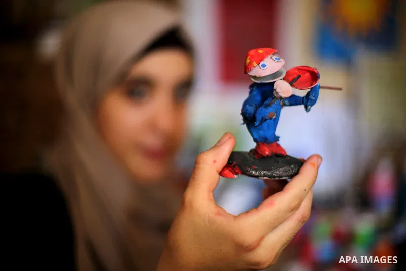 A Palestinian artist, Hanan El-ayoubi, 17, makes the art forms and decorations from seashells, at her house, on August 15, 2016. Photo by Mohammed Asad