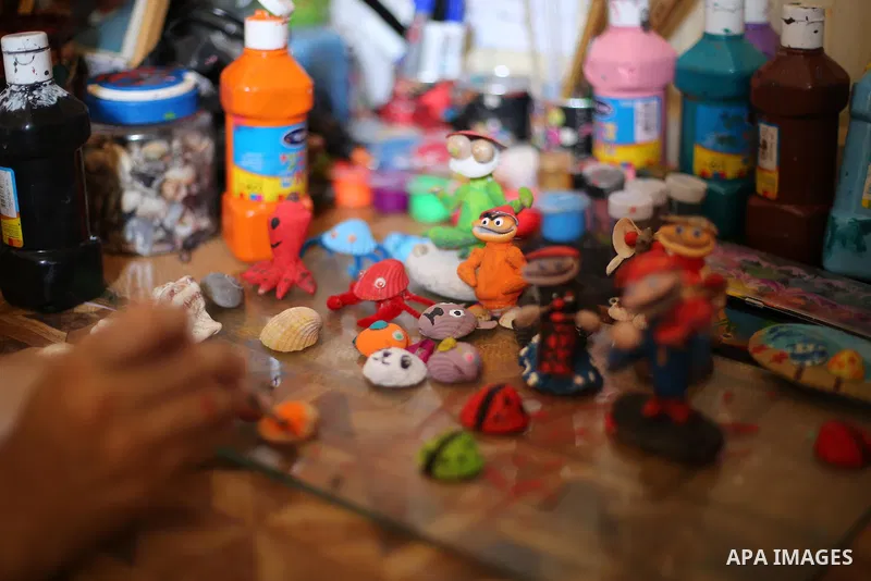 A Palestinian artist, Hanan El-ayoubi, 17, makes the art forms and decorations from seashells, at her house, on August 15, 2016. Photo by Mohammed Asad