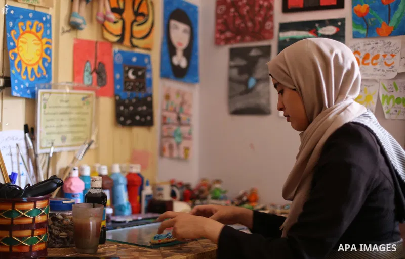 A Palestinian artist, Hanan El-ayoubi, 17, makes the art forms and decorations from seashells, at her house, on August 15, 2016. Photo by Mohammed Asad