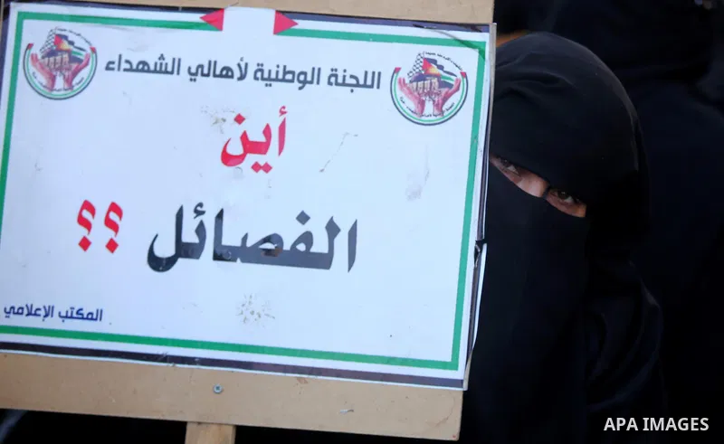 Palestinian families of martyrs take part a protest to demand their rights and salaries, in Gaza city, on August 16, 2016. Photo by Ashraf Amra