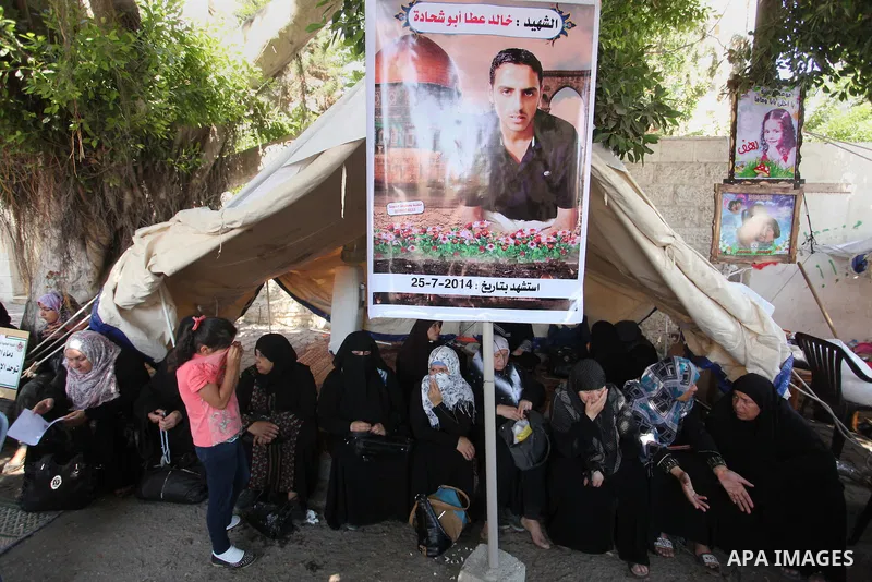 Palestinian families of martyrs take part a protest to demand their rights and salaries, in Gaza city, on August 16, 2016. Photo by Ashraf Amra