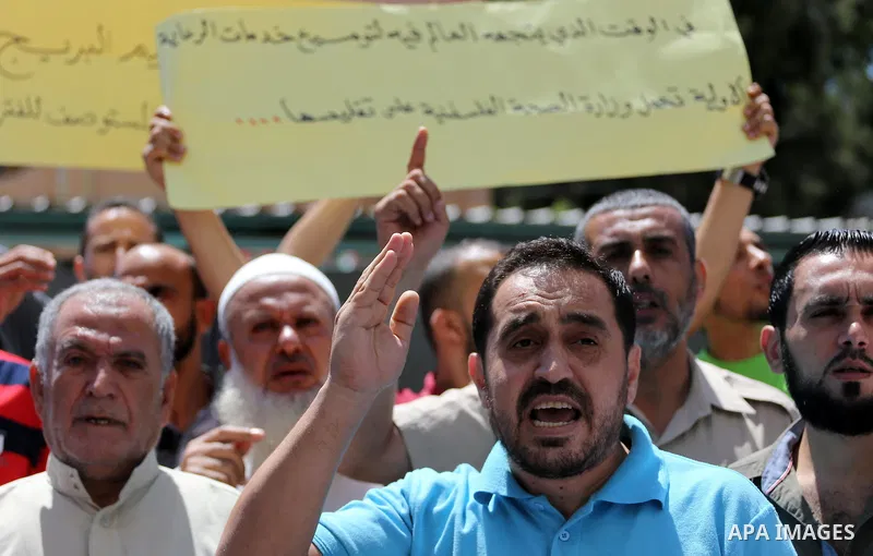 Palestinians from the Al-Bureij refugee camp, take part in protest demanding their rights, in Gaza city, on August 16, 2016. Photo by Mohammed Asad