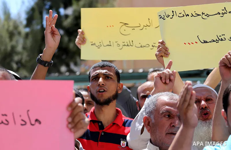 Palestinians from the Al-Bureij refugee camp, take part in protest demanding their rights, in Gaza city, on August 16, 2016. Photo by Mohammed Asad