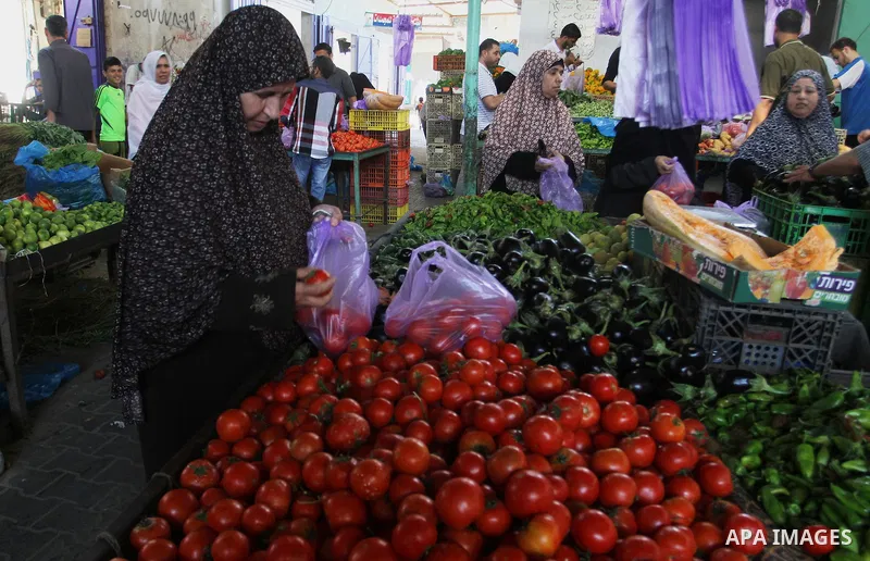 Palestinians shop at a market in Rafah in the southern Gaza strip, on August 16, 2016. Photo by Abed Rahim Khatib