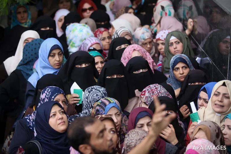 Employees of former Palestinian government in Gaza Strip wait to receive their salaries at a Post Office in Gaza city on August 17, 2016. The Emir of Qatar, Sheikh Tamim bin Hamad al-Thani, has ordered paying a total of...