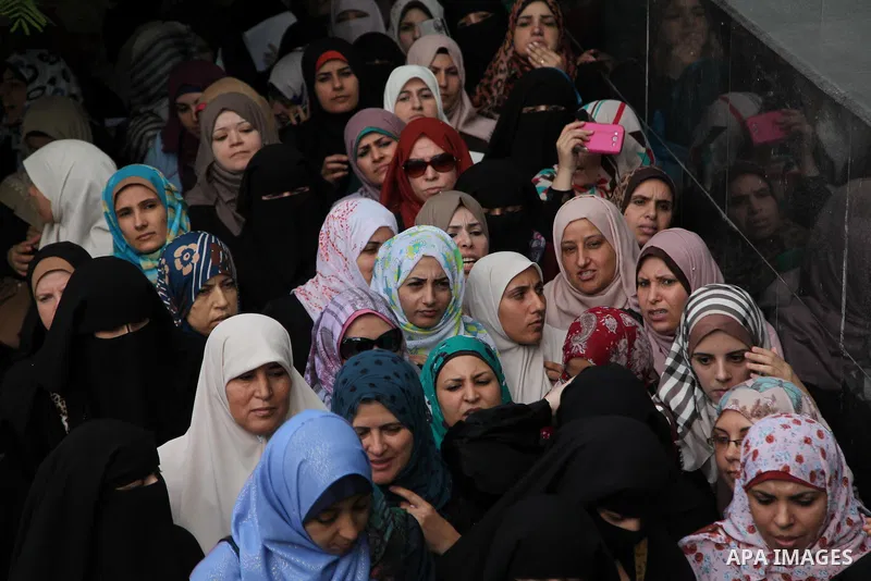 Employees of former Palestinian government in Gaza Strip wait to receive their salaries at a Post Office in Gaza city on August 17, 2016. The Emir of Qatar, Sheikh Tamim bin Hamad al-Thani, has ordered paying a total of...