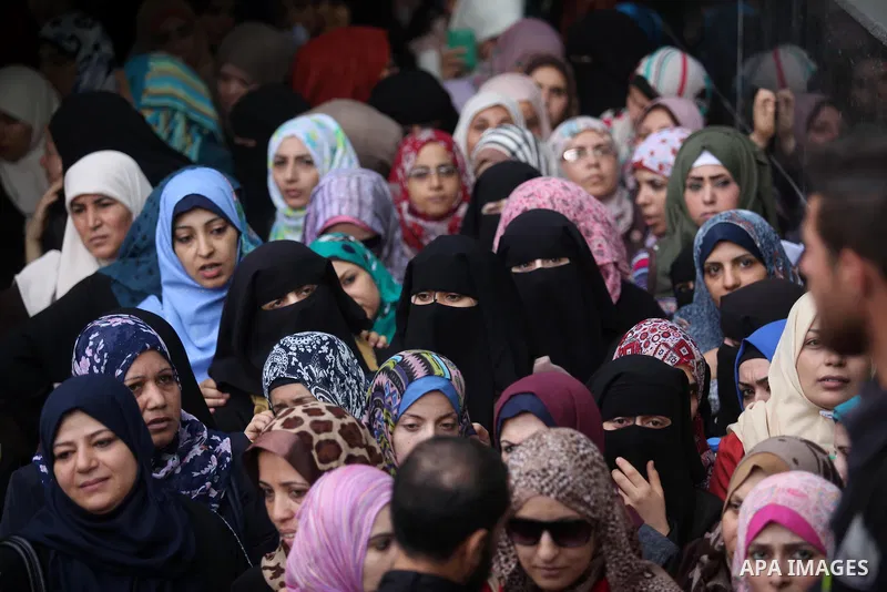 Employees of former Palestinian government in Gaza Strip wait to receive their salaries at a Post Office in Gaza city on August 17, 2016. The Emir of Qatar, Sheikh Tamim bin Hamad al-Thani, has ordered paying a total of...