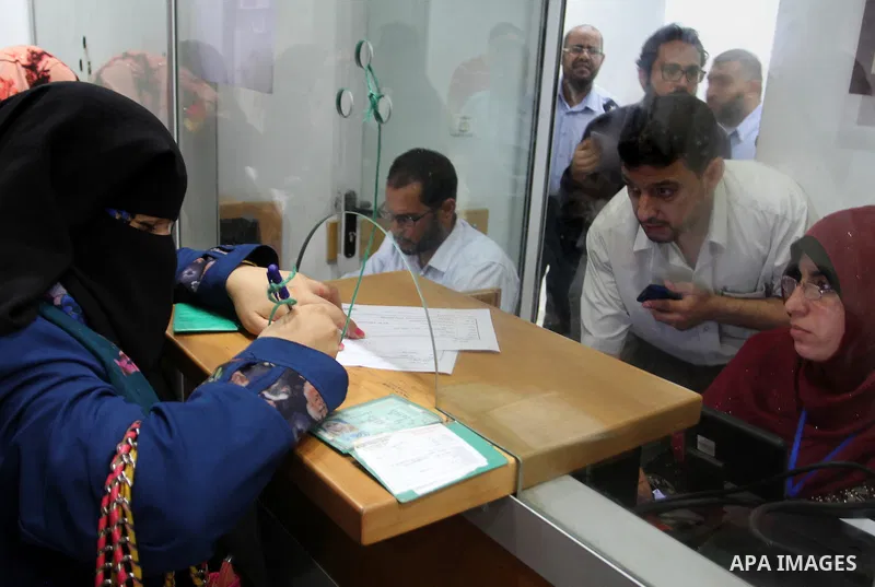 Employees of former Palestinian government in Gaza Strip wait to receive their salaries at a Post Office in Rafah in the southern Gaza strip on August 17, 2016. The Emir of Qatar, Sheikh Tamim bin Hamad al-Thani, has ord...