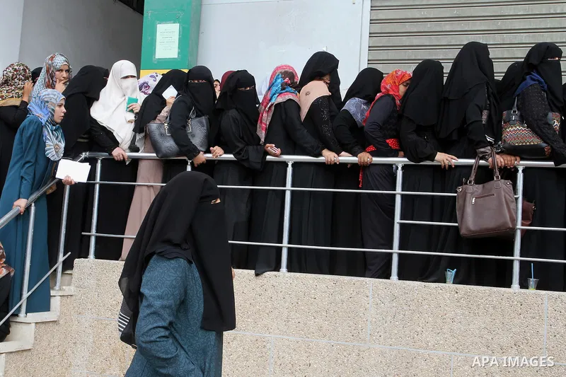 Employees of former Palestinian government in Gaza Strip wait to receive their salaries at a Post Office in Rafah in the southern Gaza strip on August 17, 2016. The Emir of Qatar, Sheikh Tamim bin Hamad al-Thani, has ord...
