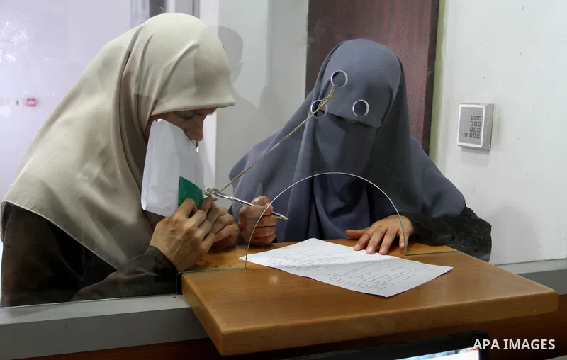 Employees of former Palestinian government in Gaza Strip wait to receive their salaries at a Post Office in Rafah in the southern Gaza strip on August 17, 2016. The Emir of Qatar, Sheikh Tamim bin Hamad al-Thani, has ord...