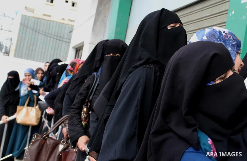 Employees of former Palestinian government in Gaza Strip wait to receive their salaries at a Post Office in Rafah in the southern Gaza strip on August 17, 2016. The Emir of Qatar, Sheikh Tamim bin Hamad al-Thani, has ord...