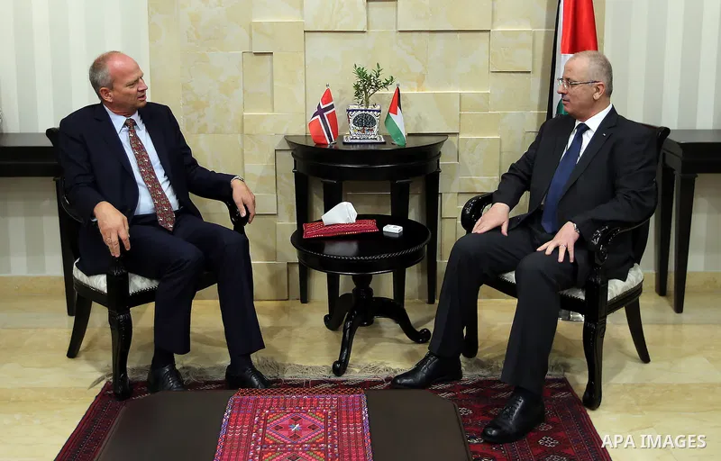 Palestinian Prime Minister Rami Hamdallah meets with the representative of Norway to the Palestine Hans Jacob in the West Bank city of Ramallah, on Aug. 17, 2016. Photo by Prime Minister Office