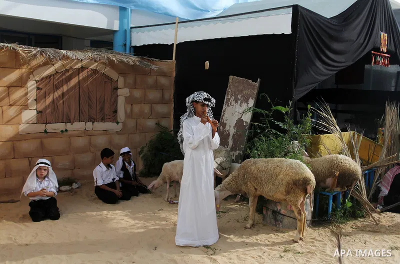 Palestinians take part in heritage festival during the closing ceremony of 2016 summer fun week organised by the United Nations Relief and Works Agency (UNRWA), in Khan Younis in the southern Gaza strip, on August 17, 20...