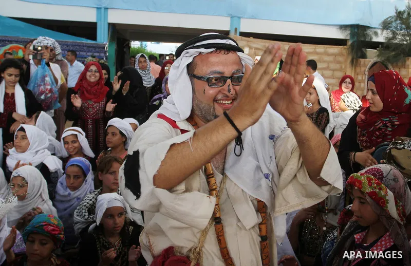 Palestinians take part in heritage festival during the closing ceremony of 2016 summer fun week organised by the United Nations Relief and Works Agency (UNRWA), in Khan Younis in the southern Gaza strip, on August 17, 20...