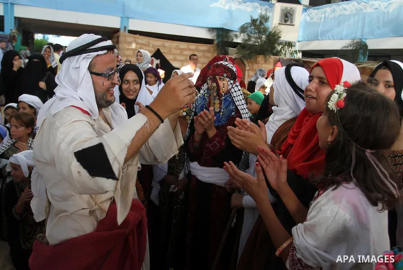 Palestinians take part in heritage festival during the closing ceremony of 2016 summer fun week organised by the United Nations Relief and Works Agency (UNRWA), in Khan Younis in the southern Gaza strip, on August 17, 20...