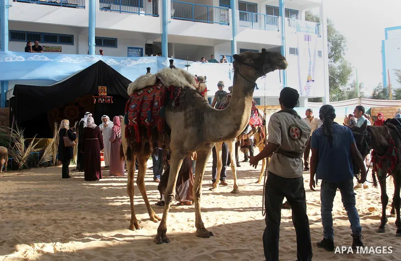 Palestinians take part in heritage festival during the closing ceremony of 2016 summer fun week organised by the United Nations Relief and Works Agency (UNRWA), in Khan Younis in the southern Gaza strip, on August 17, 20...