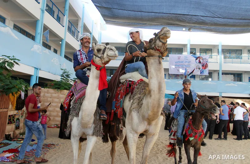 Palestinians take part in heritage festival during the closing ceremony of 2016 summer fun week organised by the United Nations Relief and Works Agency (UNRWA), in Khan Younis in the southern Gaza strip, on August 17, 20...