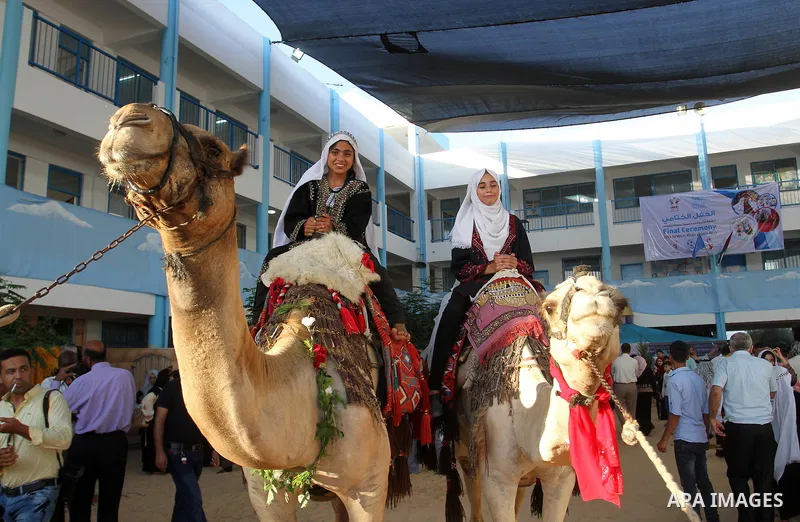 Palestinians take part in heritage festival during the closing ceremony of 2016 summer fun week organised by the United Nations Relief and Works Agency (UNRWA), in Khan Younis in the southern Gaza strip, on August 17, 20...