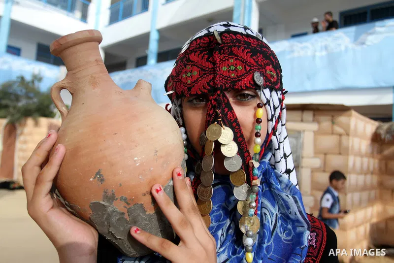 Palestinians take part in heritage festival during the closing ceremony of 2016 summer fun week organised by the United Nations Relief and Works Agency (UNRWA), in Khan Younis in the southern Gaza strip, on August 17, 20...