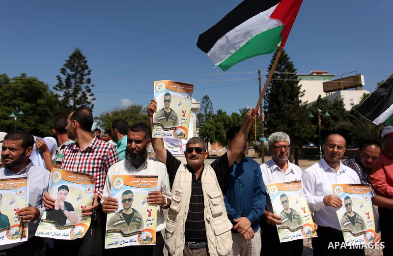 Palestinians take part in a protest demanding release the prisoners in Israeli jails, in Gaza city on August 18, 2016. Photo by Ashraf Amra