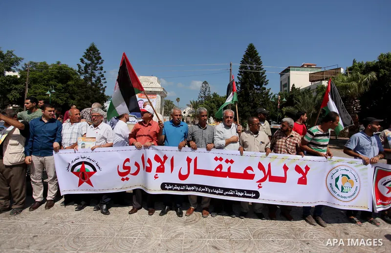 Palestinians take part in a protest demanding release the prisoners in Israeli jails, in Gaza city on August 18, 2016. Photo by Ashraf Amra