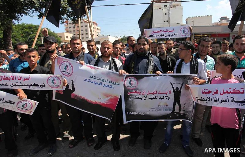 Palestinians take part in a protest demanding release the prisoners in Israeli jails, in Gaza city on August 18, 2016. Photo by Ashraf Amra