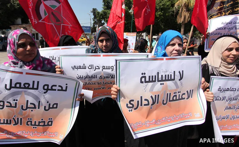 Palestinians take part in a protest demanding release the prisoners in Israeli jails, in Gaza city on August 18, 2016. Photo by Ashraf Amra