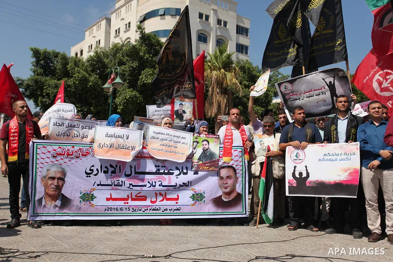 Palestinians take part in a protest demanding release the prisoners in Israeli jails, in Gaza city on August 18, 2016. Photo by Ashraf Amra