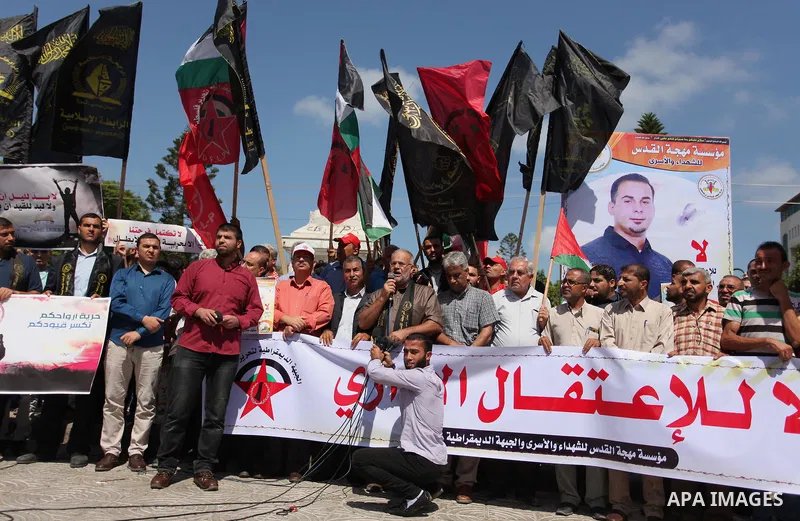 Palestinians take part in a protest demanding release the prisoners in Israeli jails, in Gaza city on August 18, 2016. Photo by Ashraf Amra