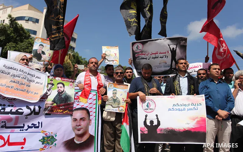 Palestinians take part in a protest demanding release the prisoners in Israeli jails, in Gaza city on August 18, 2016. Photo by Ashraf Amra