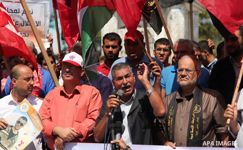 Palestinians take part in a protest demanding release the prisoners in Israeli jails, in Gaza city on August 18, 2016. Photo by Ashraf Amra