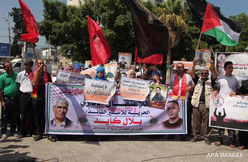 Palestinians take part in a protest demanding release the prisoners in Israeli jails, in Gaza city on August 18, 2016. Photo by Ashraf Amra