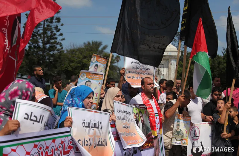 Palestinians take part in a protest demanding release the prisoners in Israeli jails, in Gaza city on August 18, 2016. Photo by Ashraf Amra