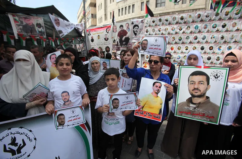 Palestinians take part in a protest demanding release the prisoners in Israeli jails, in the West Bank city of Nablus on August 18, 2016. Photo by Nedal Eshtayah