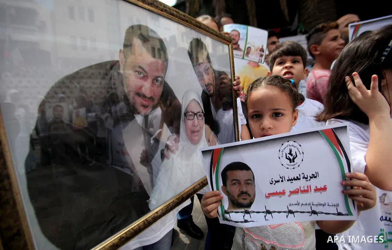 Palestinians take part in a protest demanding release the prisoners in Israeli jails, in the West Bank city of Nablus on August 18, 2016. Photo by Nedal Eshtayah