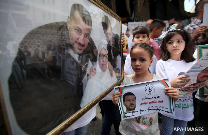 Palestinians take part in a protest demanding release the prisoners in Israeli jails, in the West Bank city of Nablus on August 18, 2016. Photo by Nedal Eshtayah